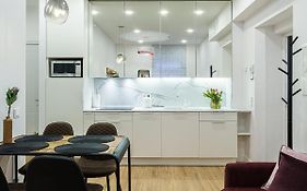 Modern Rustic In Center-Prime Rentals